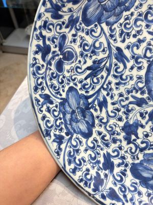 A large Chinese blue and white 'Peony Scroll' dish, artemisia leaf mark, Kangxi — foto 2