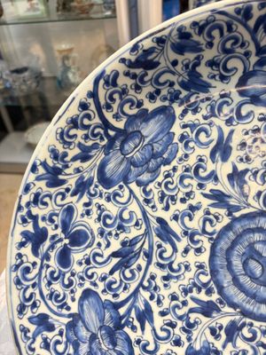 A large Chinese blue and white 'Peony Scroll' dish, artemisia leaf mark, Kangxi — foto 3