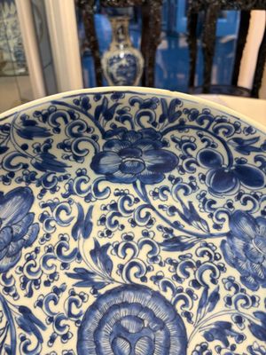 A large Chinese blue and white 'Peony Scroll' dish, artemisia leaf mark, Kangxi — foto 4