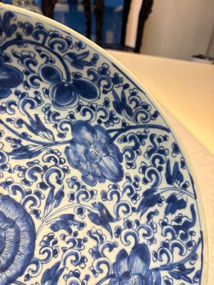 A large Chinese blue and white 'Peony Scroll' dish, artemisia leaf mark, Kangxi — foto 5