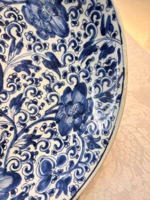 A large Chinese blue and white 'Peony Scroll' dish, artemisia leaf mark, Kangxi — foto 6