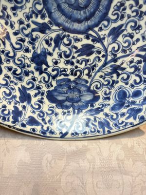A large Chinese blue and white 'Peony Scroll' dish, artemisia leaf mark, Kangxi — foto 7
