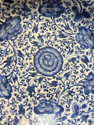 A large Chinese blue and white 'Peony Scroll' dish, artemisia leaf mark, Kangxi — foto 8