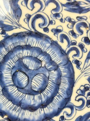 A large Chinese blue and white 'Peony Scroll' dish, artemisia leaf mark, Kangxi — foto 9