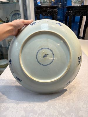 A large Chinese blue and white 'Peony Scroll' dish, artemisia leaf mark, Kangxi — foto 10