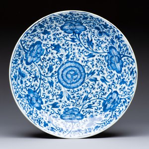 A large Chinese blue and white 'Peony Scroll' dish, artemisia leaf mark, Kangxi — foto 1