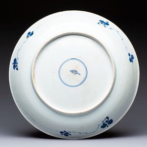 A large Chinese blue and white 'Peony Scroll' dish, artemisia leaf mark, Kangxi — foto 2