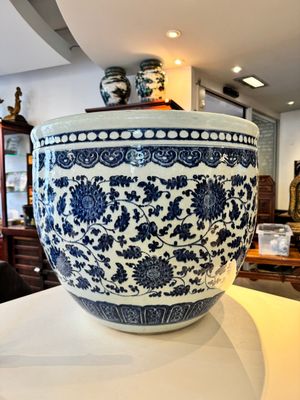 A large Chinese blue and white 'peony scroll' fish bowl, Qianlong/Jiaqing — 照片 1