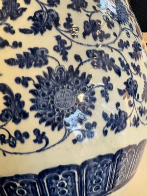 A large Chinese blue and white 'peony scroll' fish bowl, Qianlong/Jiaqing — 照片 14