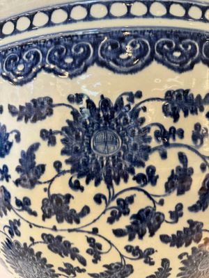 A large Chinese blue and white 'peony scroll' fish bowl, Qianlong/Jiaqing — 照片 4