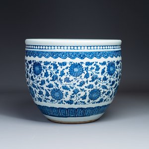 A large Chinese blue and white 'peony scroll' fish bowl, Qianlong/Jiaqing — 照片 1