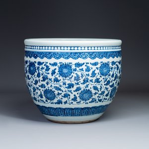 A large Chinese blue and white 'peony scroll' fish bowl, Qianlong/Jiaqing — 照片 2