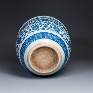 A large Chinese blue and white 'peony scroll' fish bowl, Qianlong/Jiaqing — 照片 5