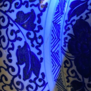 A large Chinese blue and white 'peony scrolls' vase and cover, Kangxi — photo 12