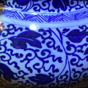 A large Chinese blue and white 'peony scrolls' vase and cover, Kangxi — photo 14