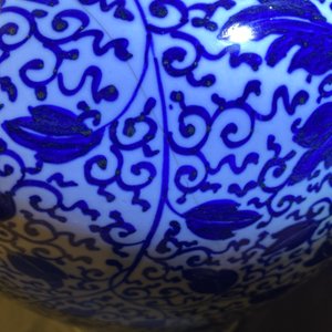 A large Chinese blue and white 'peony scrolls' vase and cover, Kangxi — photo 15
