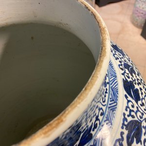 A large Chinese blue and white 'peony scrolls' vase and cover, Kangxi — photo 18