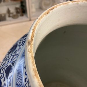 A large Chinese blue and white 'peony scrolls' vase and cover, Kangxi — photo 20