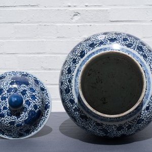 A large Chinese blue and white 'peony scrolls' vase and cover, Kangxi — photo 9