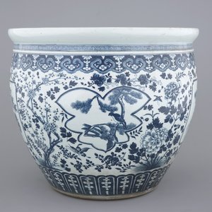 A large Chinese blue and white porcelain fish bowl, 19th C. — photo 2