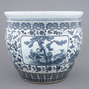 A large Chinese blue and white porcelain fish bowl, 19th C. — photo 3