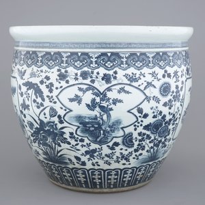 A large Chinese blue and white porcelain fish bowl, 19th C. — photo 4