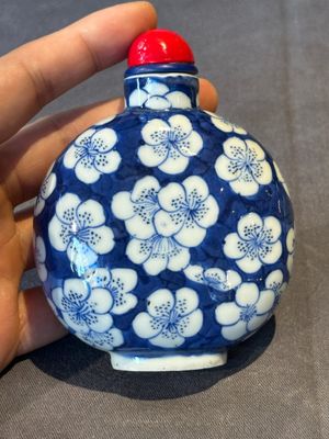 A large Chinese blue and white 'prunus on cracked ice' snuff bottle, Chenghua mark, 18/19th C. — photo 1
