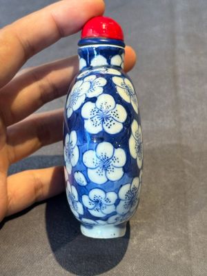 A large Chinese blue and white 'prunus on cracked ice' snuff bottle, Chenghua mark, 18/19th C. — photo 2