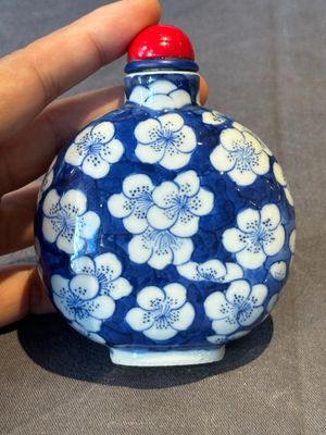 A large Chinese blue and white 'prunus on cracked ice' snuff bottle, Chenghua mark, 18/19th C. — photo 3