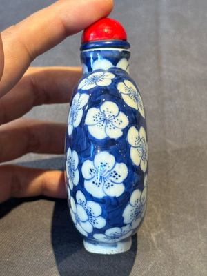 A large Chinese blue and white 'prunus on cracked ice' snuff bottle, Chenghua mark, 18/19th C. — photo 4