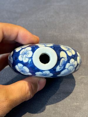 A large Chinese blue and white 'prunus on cracked ice' snuff bottle, Chenghua mark, 18/19th C. — photo 5