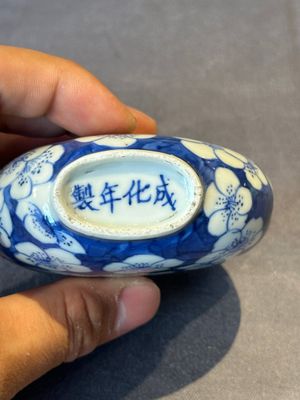 A large Chinese blue and white 'prunus on cracked ice' snuff bottle, Chenghua mark, 18/19th C. — photo 6