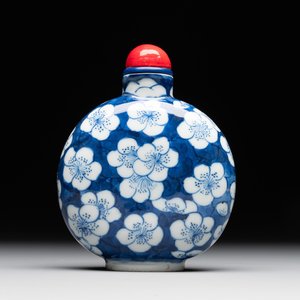 A large Chinese blue and white 'prunus on cracked ice' snuff bottle, Chenghua mark, 18/19th C. — photo 1