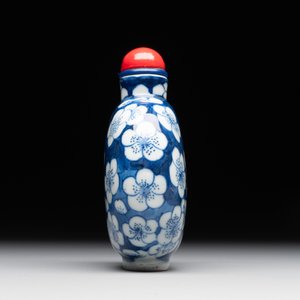 A large Chinese blue and white 'prunus on cracked ice' snuff bottle, Chenghua mark, 18/19th C. — photo 2
