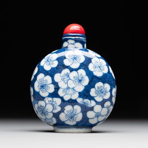 A large Chinese blue and white 'prunus on cracked ice' snuff bottle, Chenghua mark, 18/19th C. — photo 3