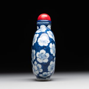 A large Chinese blue and white 'prunus on cracked ice' snuff bottle, Chenghua mark, 18/19th C. — photo 4