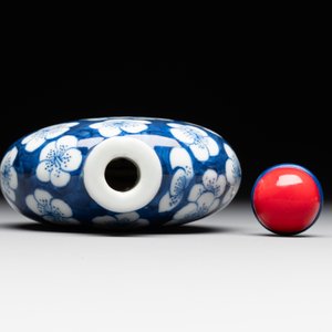 A large Chinese blue and white 'prunus on cracked ice' snuff bottle, Chenghua mark, 18/19th C. — photo 5