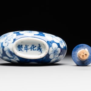 A large Chinese blue and white 'prunus on cracked ice' snuff bottle, Chenghua mark, 18/19th C. — photo 6
