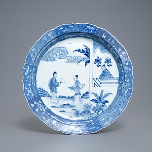 A large Chinese blue and white 'Romance of the Western chamber' dish, Qianlong — 照片 1