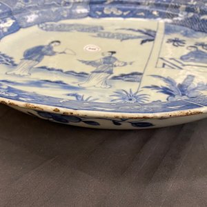 A large Chinese blue and white 'Romance of the Western chamber' dish, Qianlong — 照片 11