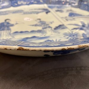 A large Chinese blue and white 'Romance of the Western chamber' dish, Qianlong — photo 3