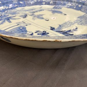 A large Chinese blue and white 'Romance of the Western chamber' dish, Qianlong — photo 8