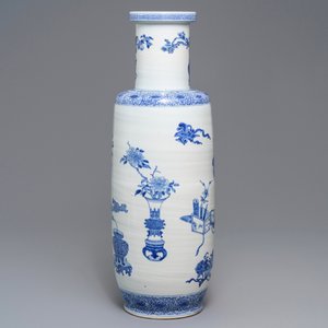 A large Chinese blue and white rouleau vase with antiquities design, 20th C. — 照片 2