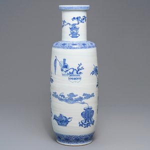 A large Chinese blue and white rouleau vase with antiquities design, 20th C. — 照片 3