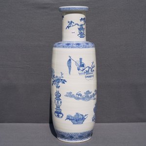 A large Chinese blue and white rouleau vase with antiquities design, 20th C. — 照片 7