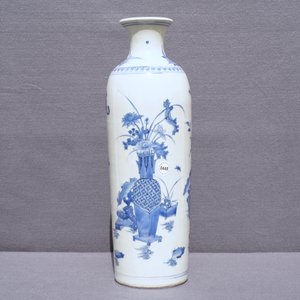 A large Chinese blue and white rouleau vase with flower vases, Transitional period — photo 11