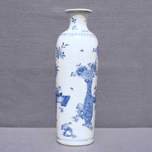 A large Chinese blue and white rouleau vase with flower vases, Transitional period — photo 12