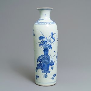 A large Chinese blue and white rouleau vase with flower vases, Transitional period — photo 2