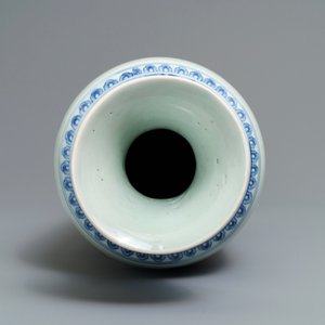 A large Chinese blue and white rouleau vase with flower vases, Transitional period — photo 4