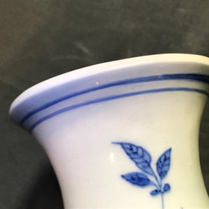 A large Chinese blue and white rouleau vase with flower vases, Transitional period — photo 8